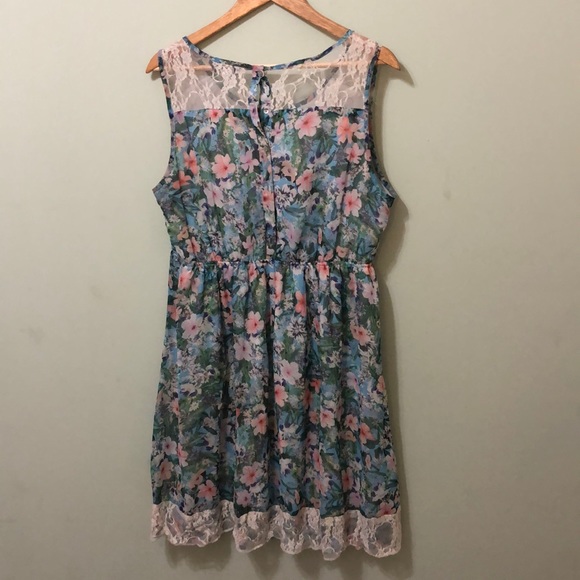 High Neck Floral Dress (Plus Size) - Picture 2 of 3